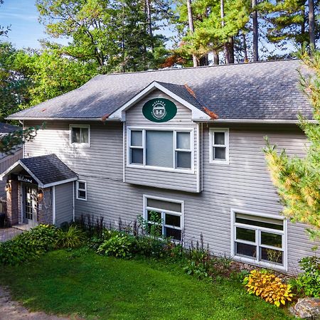 Вилла Muskoka Waterfront Retreat Dwight Экстерьер фото