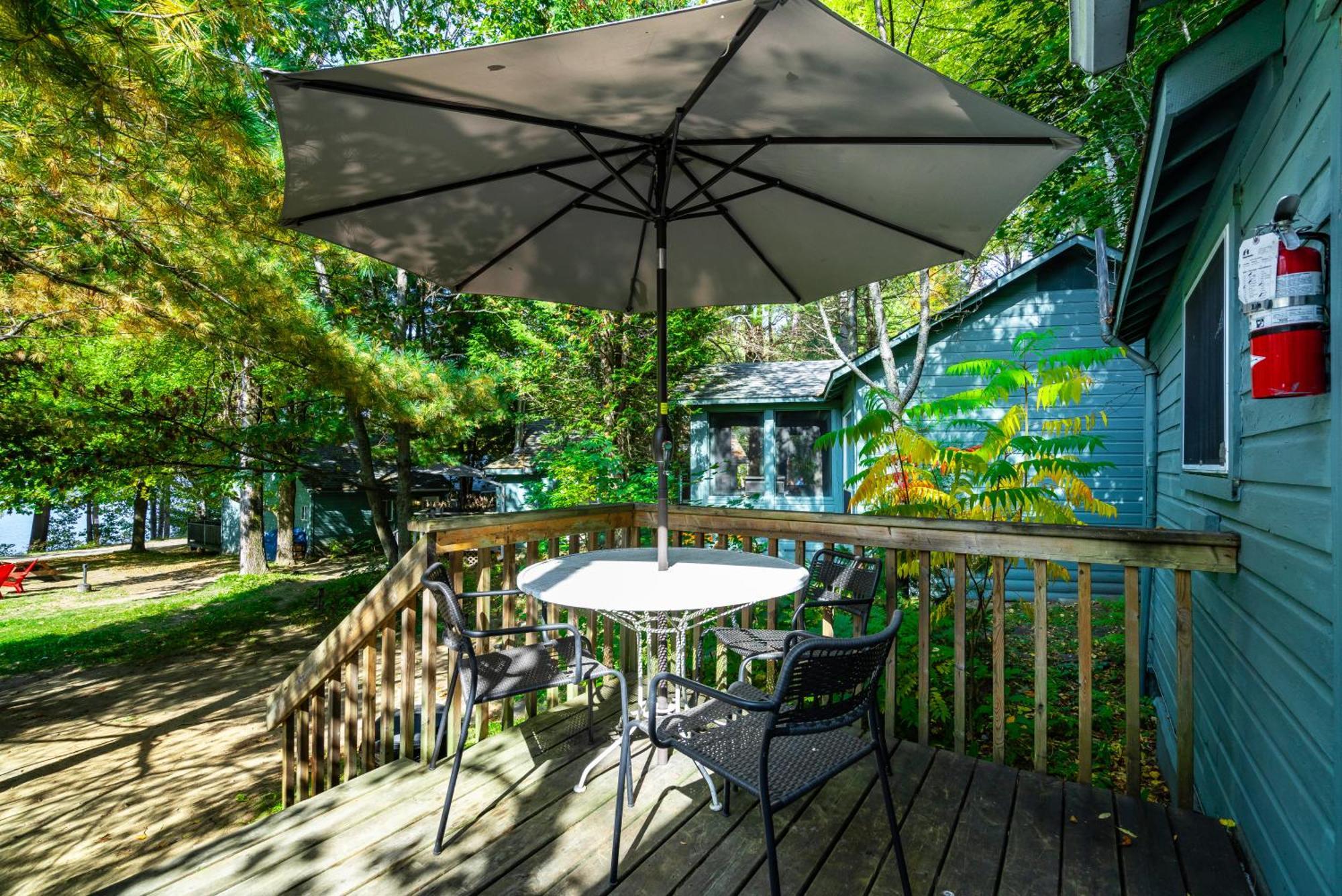 Вилла Muskoka Waterfront Retreat Dwight Экстерьер фото