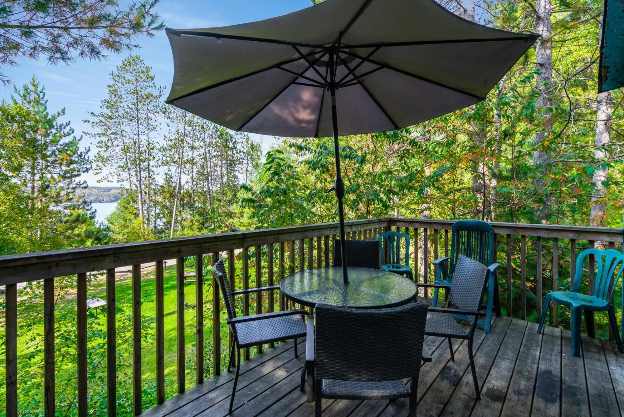 Вилла Muskoka Waterfront Retreat Dwight Экстерьер фото