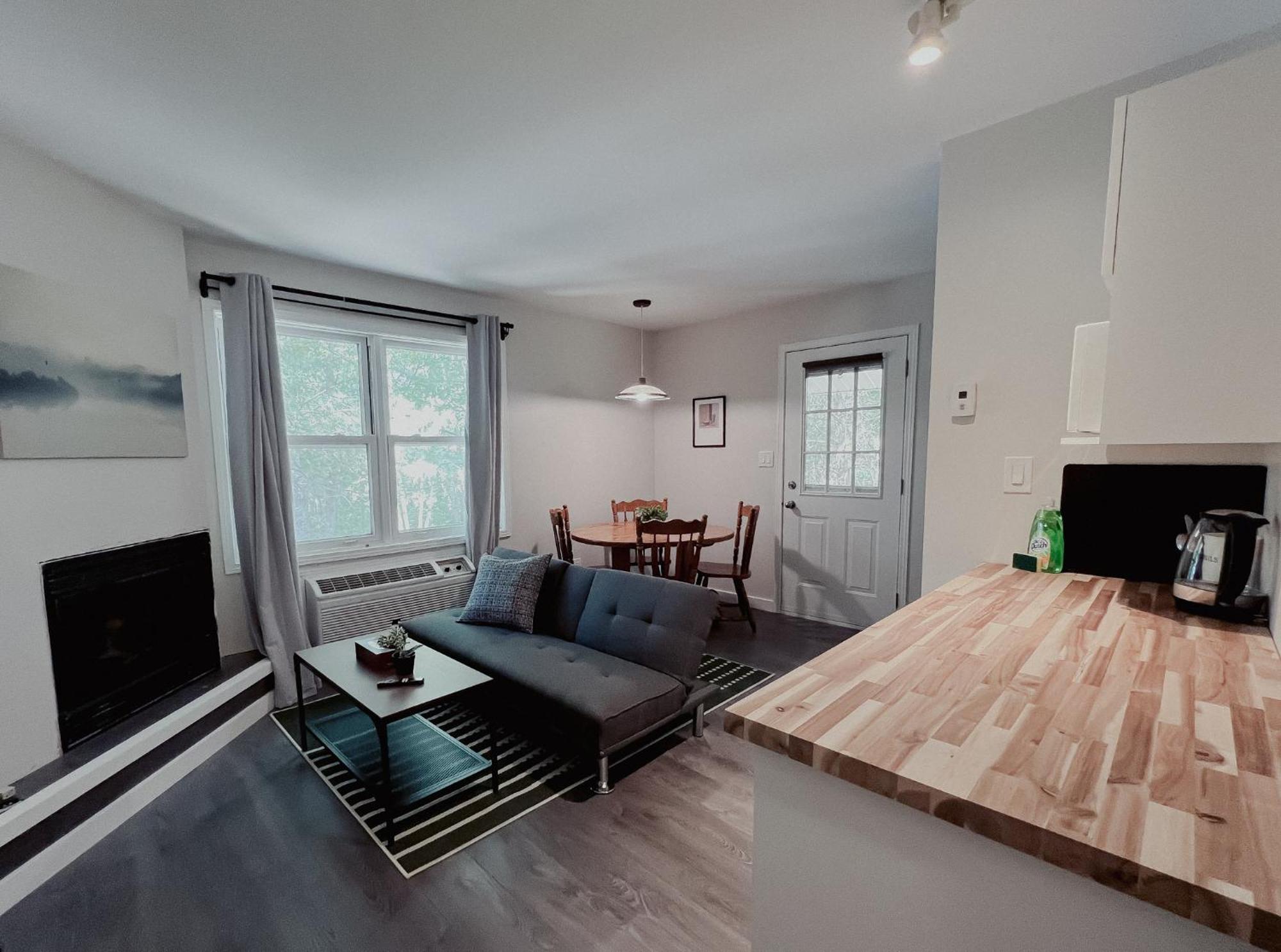 Вилла Muskoka Waterfront Retreat Dwight Экстерьер фото