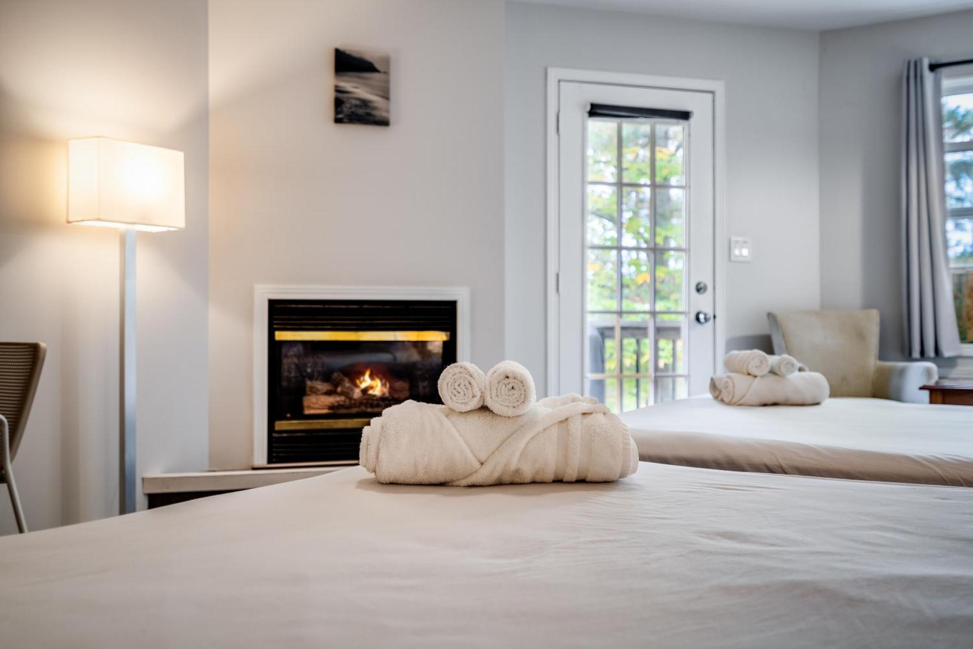 Вилла Muskoka Waterfront Retreat Dwight Экстерьер фото