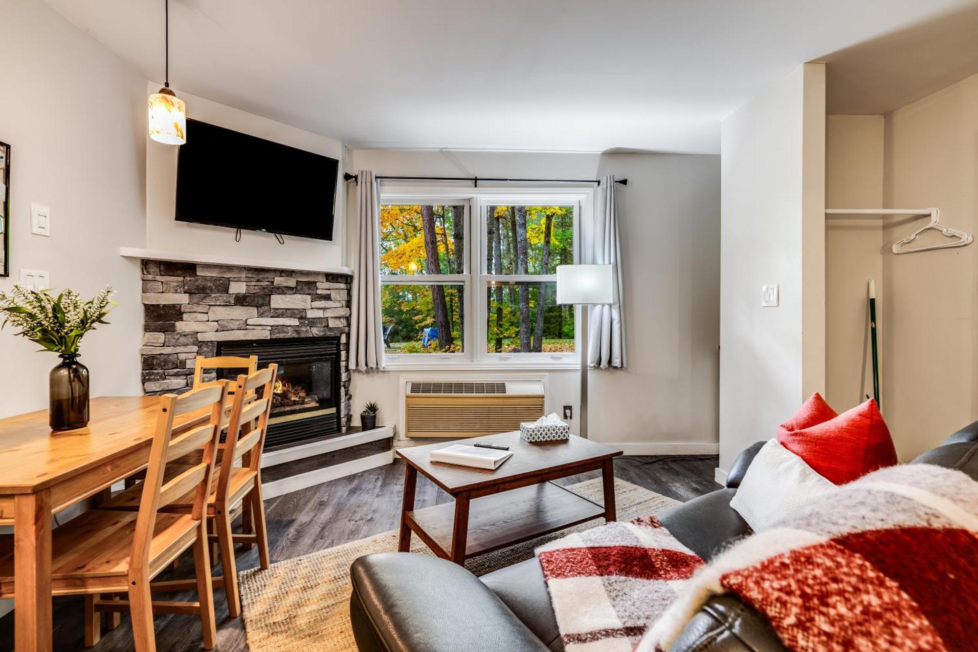 Вилла Muskoka Waterfront Retreat Dwight Экстерьер фото
